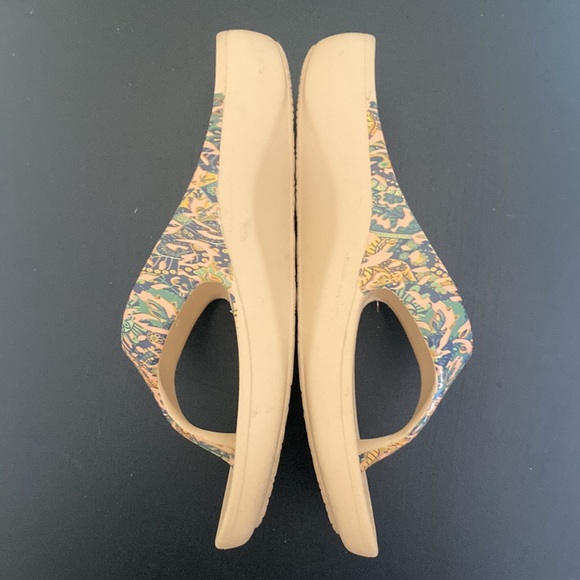 Alegria flip flops Size 37 tan with floral print - Picture 2 of 6